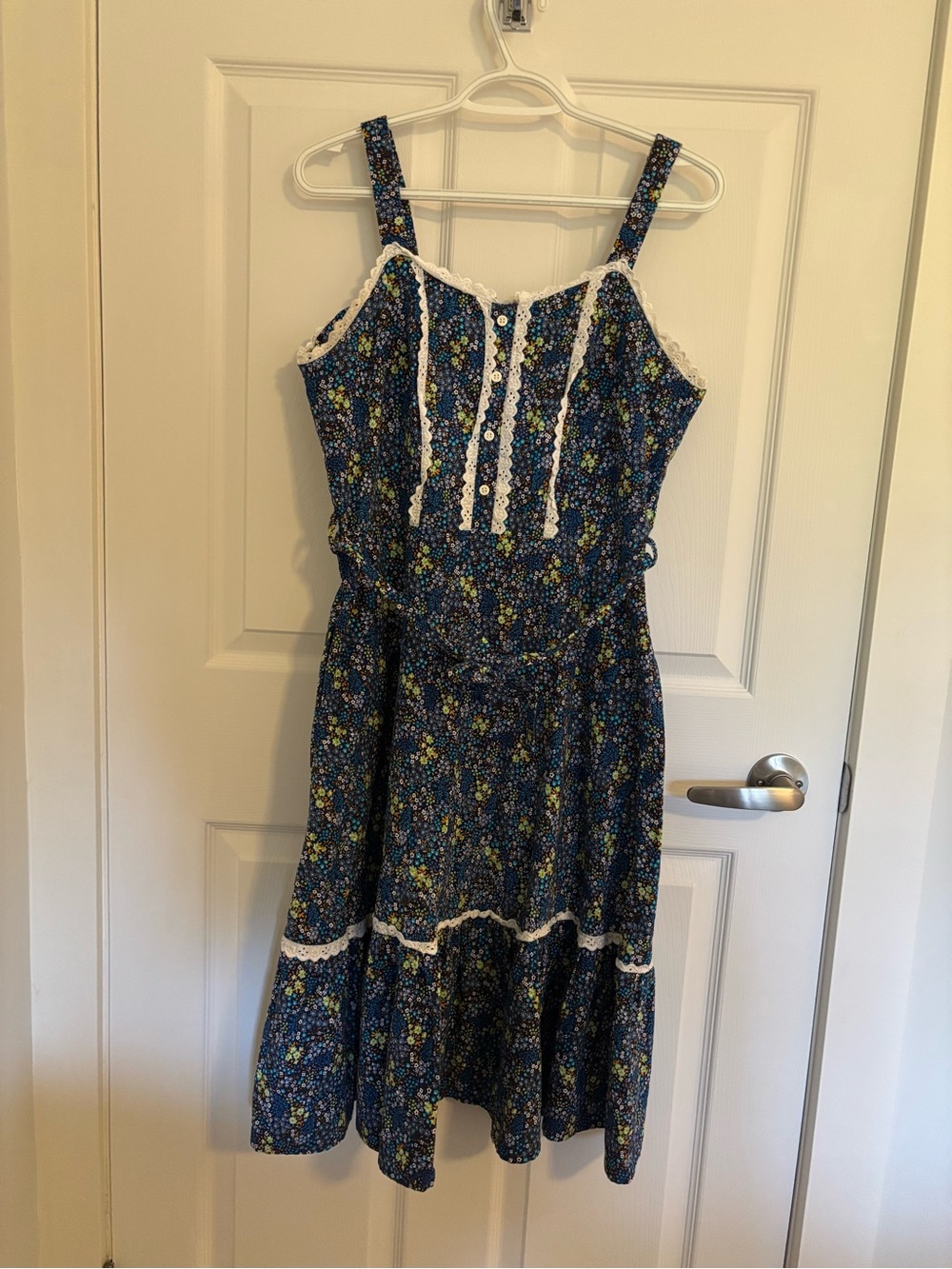 Vintage Floral Blue and White Sundress with Lace Trim - Size Small